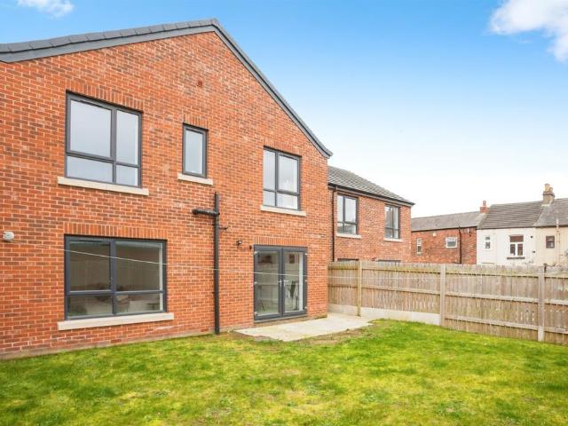 House for sale in Calder Grove, West Yorkshire