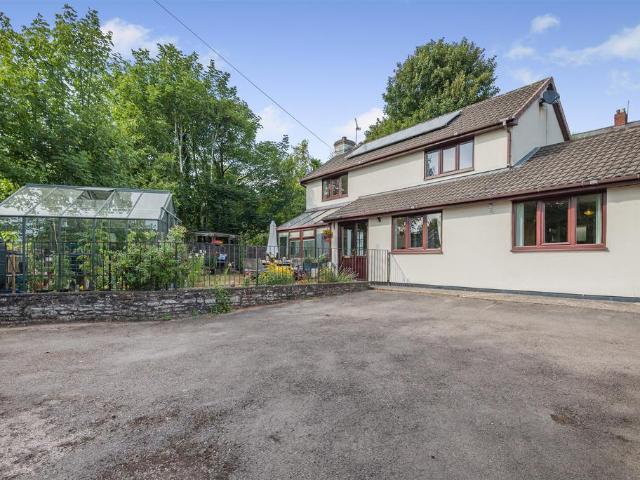 House for sale in Bromsberrow Heath, Gloucestershire