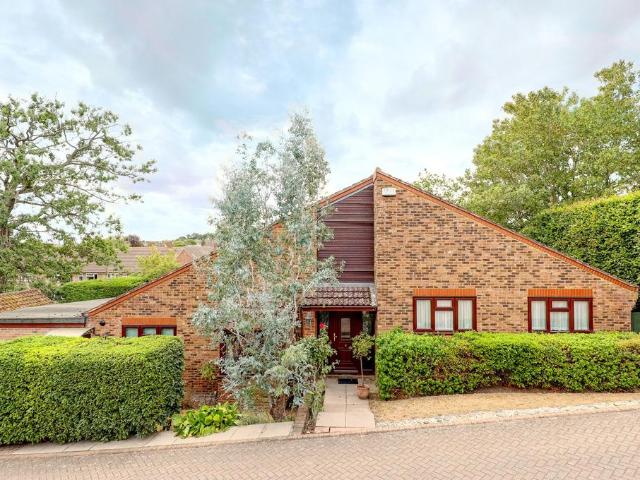 House for sale in Kings Hill, Colliers End