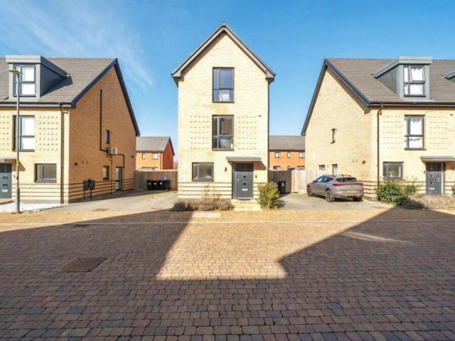 House for sale in Eagle Farm, Wavendon