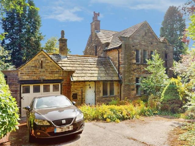 House for sale in Claremount, Northowram
