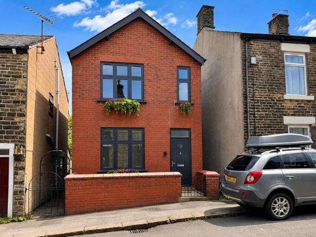 House for sale in Whitfield, Charlesworth
