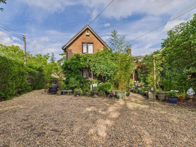 House for sale in Box Hill Village, Pachesham Park