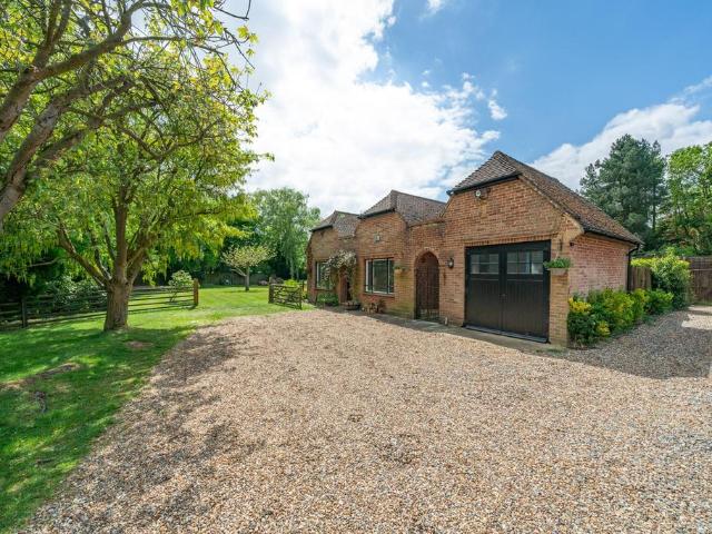 House for sale in Batchworth, Hertfordshire