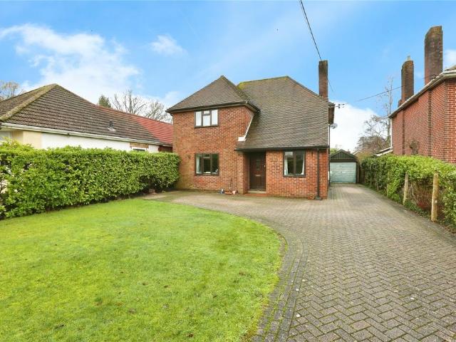 House for sale in Hedge End, Helford