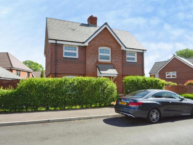 House for sale in Perryfields, West Sussex