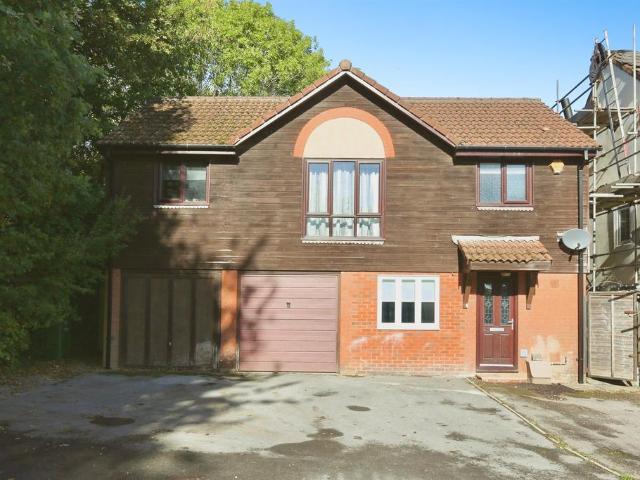 House for sale in Hedge End, Helford