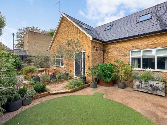 House for sale in Old Ford, Greater London