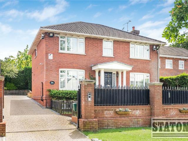 House for sale in South Mimms, Hertsmere