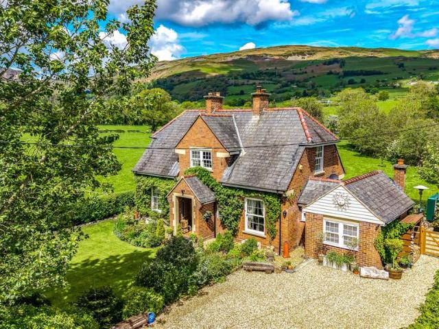 House for sale in Pen-y-Bont-Fawr, Pen-y-garnedd