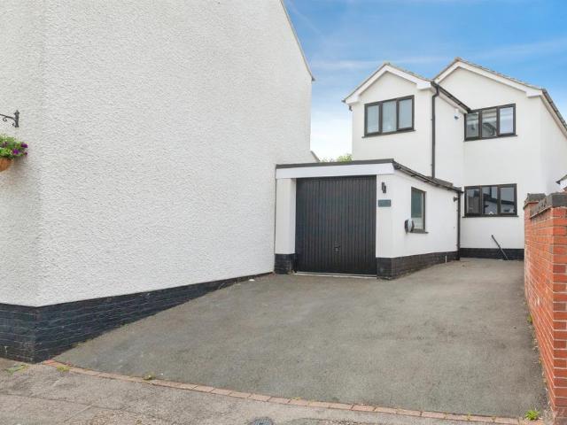 House for sale in Whetstone, Pinfold