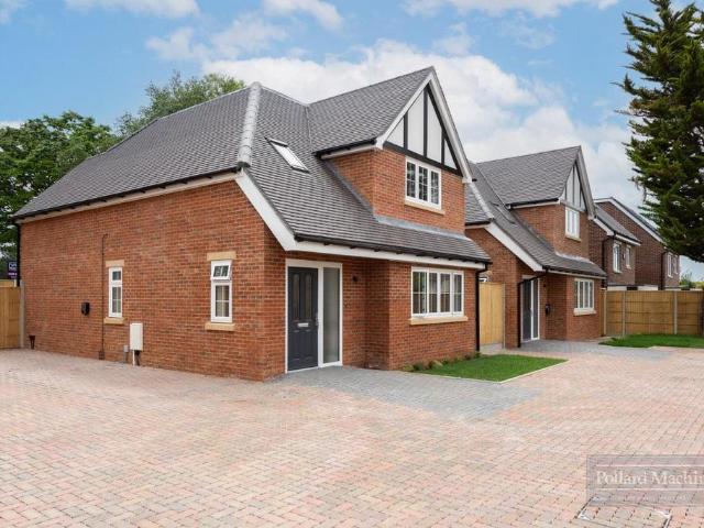 House for sale in London Borough of Croydon, Sanderstead