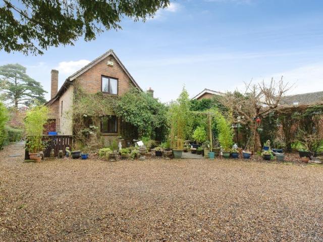 House for sale in Box Hill Village, Pachesham Park