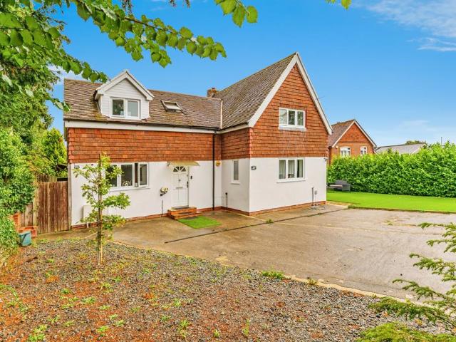 House for sale in Woodhatch, Red Hill