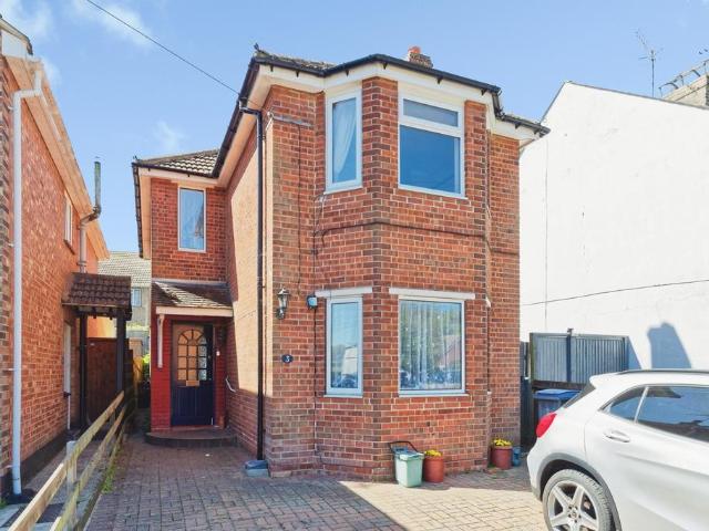 House for sale in River, Ash