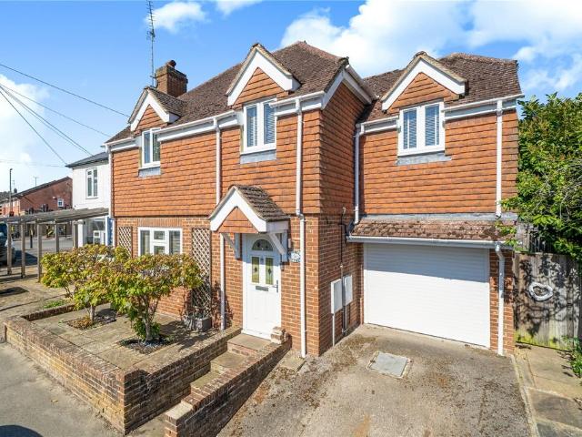 House for sale in Heol-las, Surrey