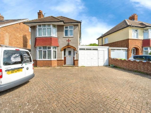 House for sale in Queens Park, Bedford