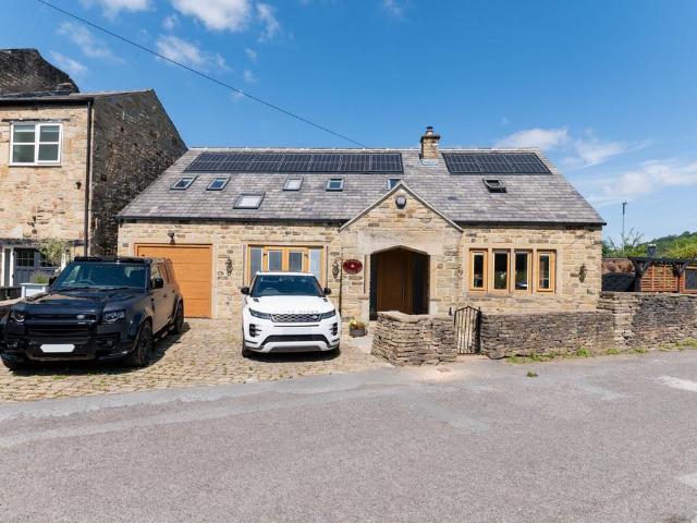 House for sale in Almondbury, West Yorkshire