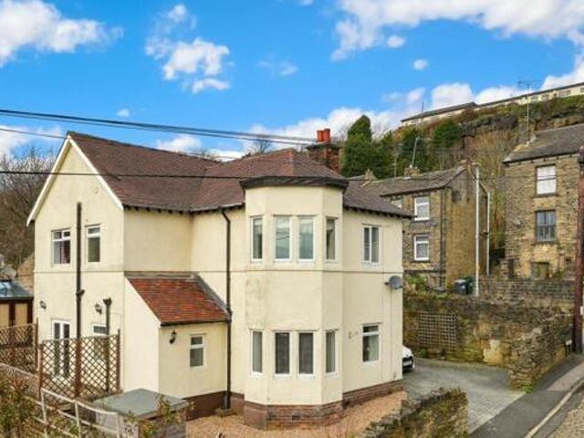 House for sale in Huddersfield, West Yorkshire