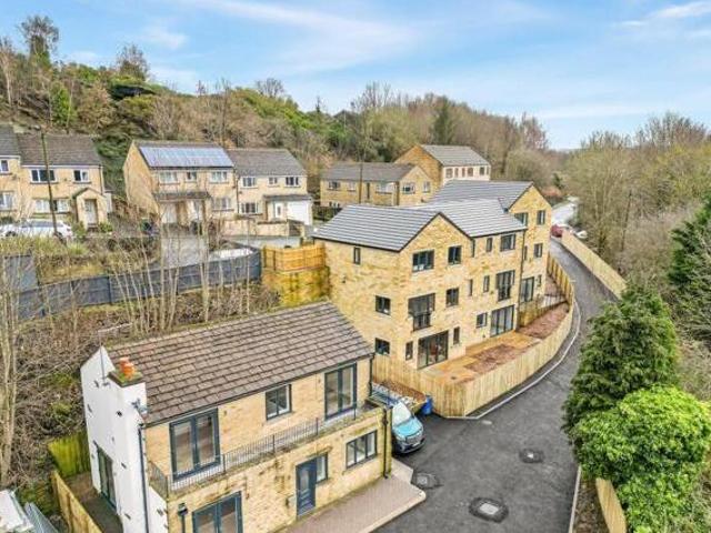 House for sale in Huddersfield, West Yorkshire