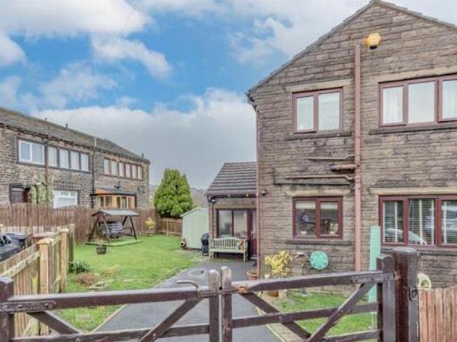 House for sale in Huddersfield, West Yorkshire