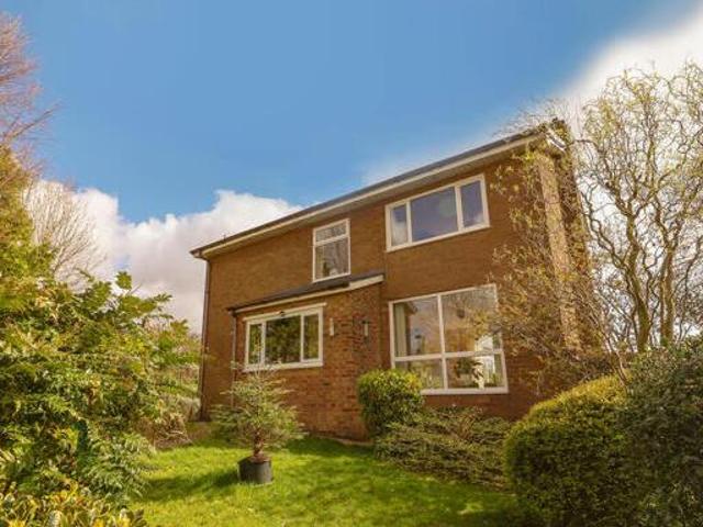 House for sale in Old Glossop, Charlesworth