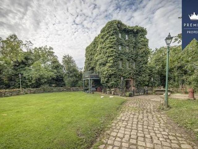 House for sale in Froggatt, East Midlands