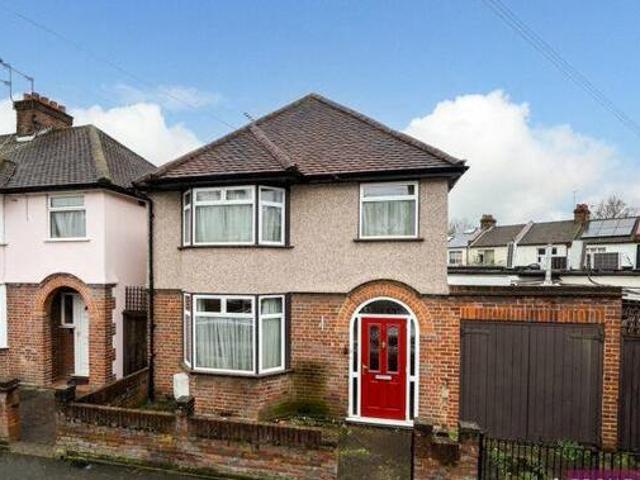 House for sale in Holywell Estate, Watford
