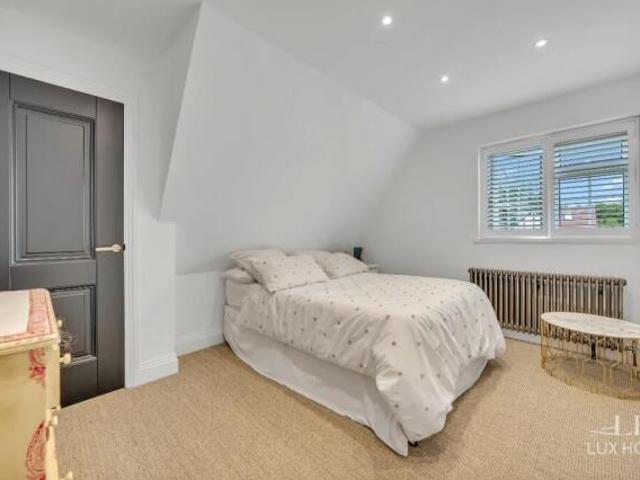 Farm for sale in Pilgrims' Hatch, Navestock Side