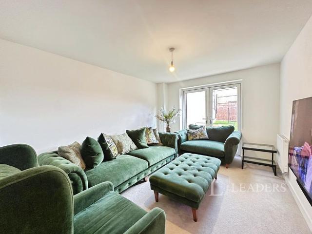 House for rent in Abbey End, Green Close