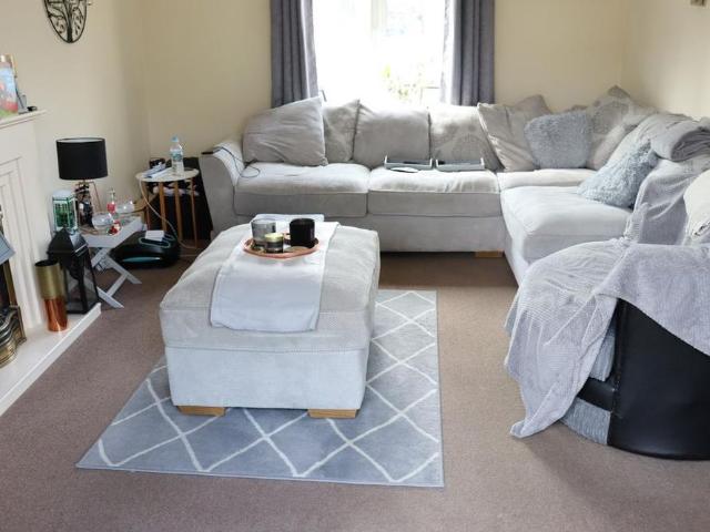 House for rent in Row Town, Surrey