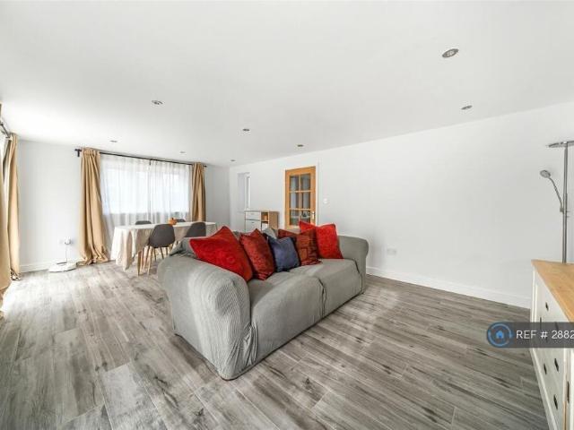 House for rent in Woodhatch, Red Hill