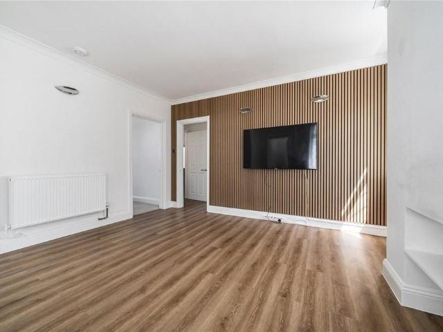 House for rent in Heol-las, Surrey