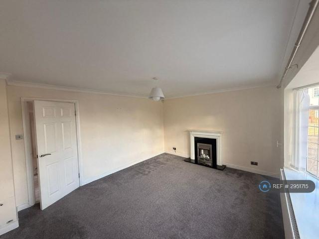 House for rent in Hollin Park, West Yorkshire