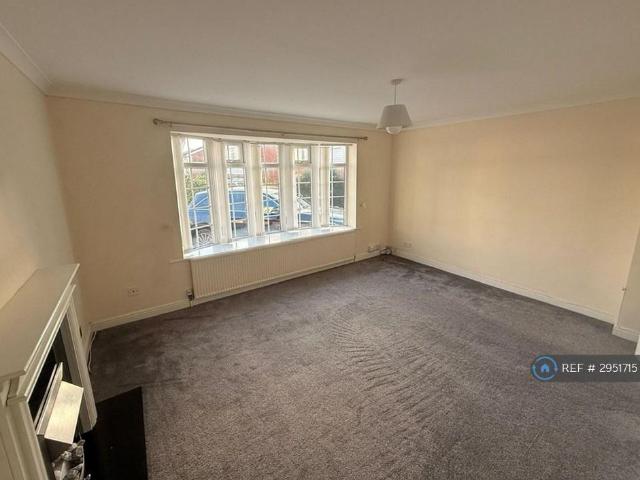 House for rent in Hollin Park, West Yorkshire