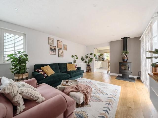 House for rent in Heol-las, Surrey