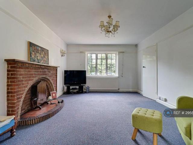 House for rent in Hatching Green, Five Acres