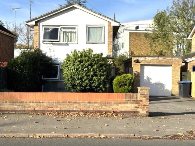 House for rent in Row Town, Surrey