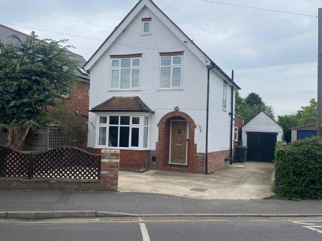 House for rent in Heol-las, Surrey