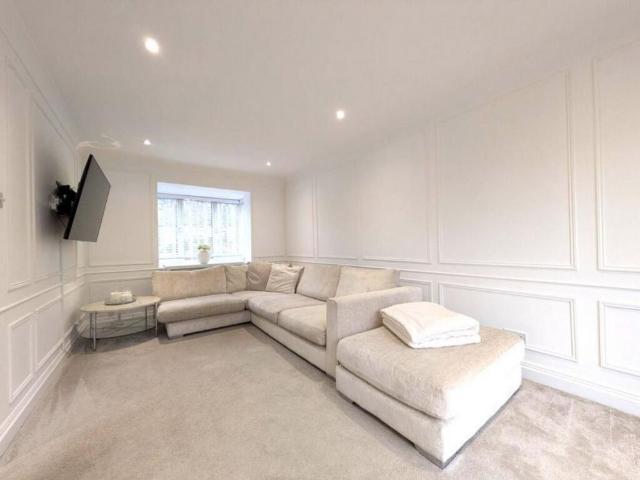 House for rent in Woodhatch, Red Hill