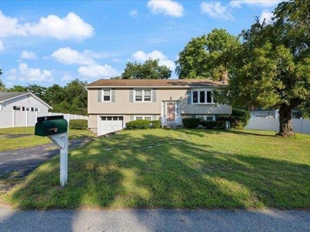 House for sale in Dracut, Massachusetts