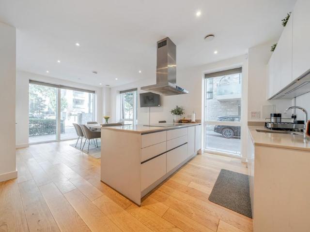 Flat for sale in Greenwich Peninsula, Greater London