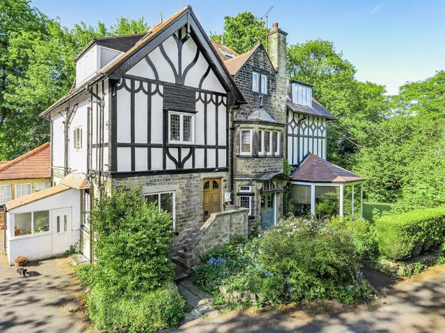 Flat for sale in Oakwood, West Yorkshire
