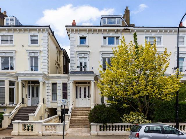 Flat for sale in Swiss Cottage, Greater London