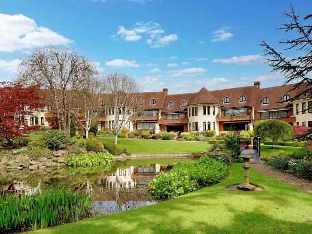 Flat for sale in Penn, Knotty Green