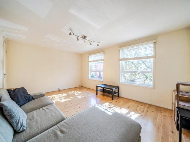 Flat for sale in London Borough of Wandsworth, Greater London