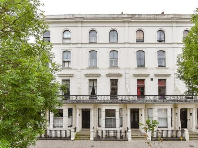 Flat for sale in Clarendon, Ash
