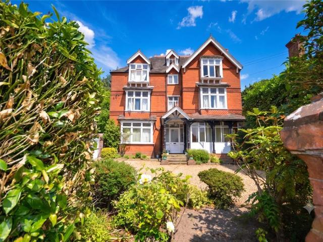 Flat for sale in Heol-las, Surrey