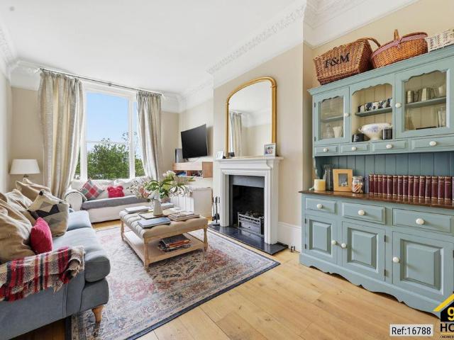 Flat for sale in Archway, Greater London