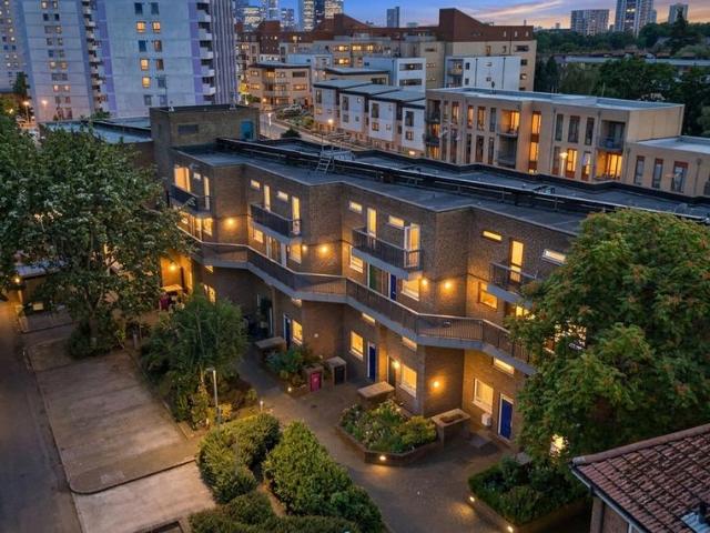 Flat for sale in Bromley-by-Bow, Bow